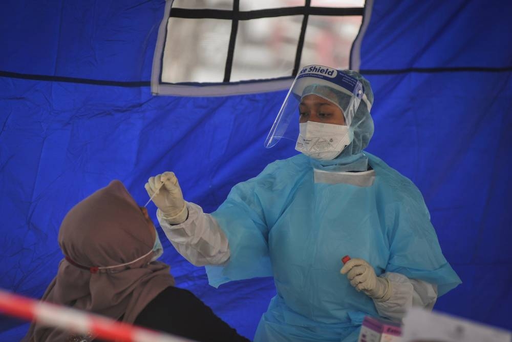 Labuan Health Department personnel conducting Covid-19 and Polymerase Chain Reaction (PCR) tests at the Membedai Health Clinic -- Bernama Photo