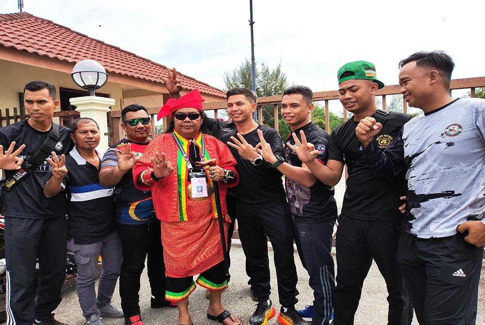 Rani Kulup with youth voters at Port Dickson..