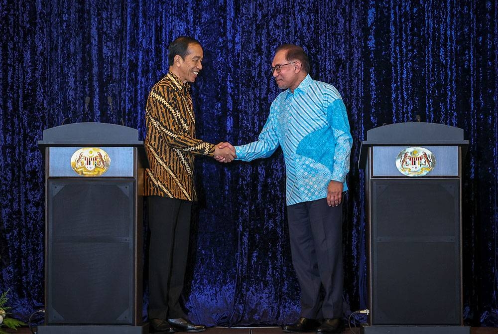 Anwar shakes hands with Jokowi after a joint press conference at the Seri Perdana Complex on Thursday. - Bernama Pix