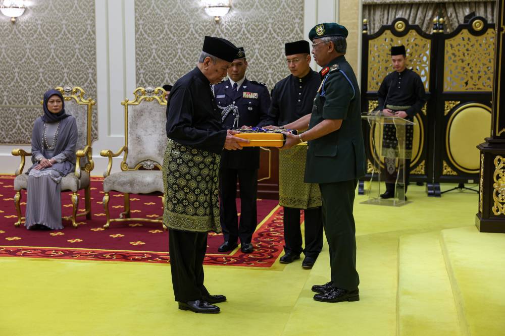 Former Dewan Negara president Tun Dr Wan Junaidi Tuanku Jaafar has been appointed the 8th Yang Dipertua Negeri of Sarawak. He received the instrument of appointment from Yang di-Pertuan Agong Al-Sultan Abdullah Ri'ayatuddin Al-Mustafa Billah Shah in a ceremony at Balairung Kecil, Istana Negara today. - Photo by Bernama