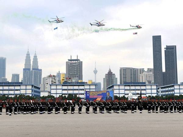 Lintas hormat helikopter Polis Diraja Malaysia (PDRM) di ruang udara sempena Perbarisan Peringatan Hari Polis ke-212 yang dihadiri Perdana Menteri Tun Dr Mahathir Mohamad di Pusat Latihan Polis Kuala Lumpur hari ini. - Foto Bernama