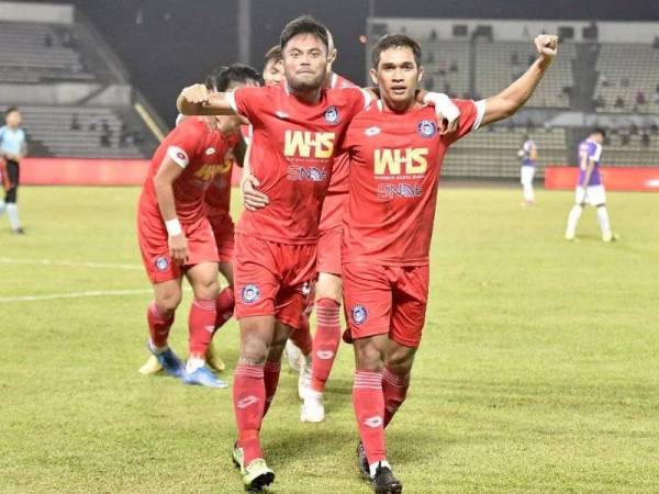 Saddil (kiri) meledak satu gol ketika aksi menentang UiTM dalam perlawanan Liga Super di Stadium Likas. - Foto Sabah Football Club