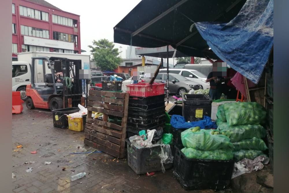 Keadaan luar Pasar Borong Kuala Lumpur yang dimonopoli warga asing.