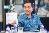 ONN HAFIZ menunjukkan Pelan Kemajuan Halal Johor 2030.