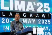 Anwar berucap pada Majlis Perasmian Pembukaan Pameran Maritim dan Aeroangkasa Antarabangsa Langkawi 2025 (LIMA?25) di Pusat Konvensyen Antarabangsa Langkawi (LICC) malam ini. Foto Bernama