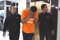 Suspek (tengah) dibawa ke Mahkamah Majistret Kuala Terengganu bagi permohonan reman.